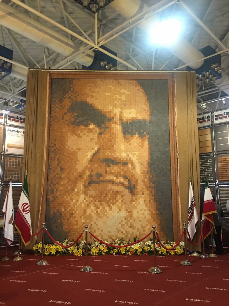 رونمایی از بزرگ ترین تمثال چهره امام خمینی (ره) در شانزدهمین نمایشگاه صنعت ساختمان