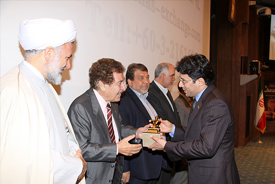 اهدای تندیس اجلاس رهبران صنعت و تجارت ایران به آقای مهندس محسن سیفی
