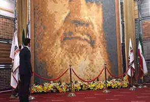 آذرخش از بزرگ ترین تمثال چهره امام خمینی (ره) رونمایی کرد