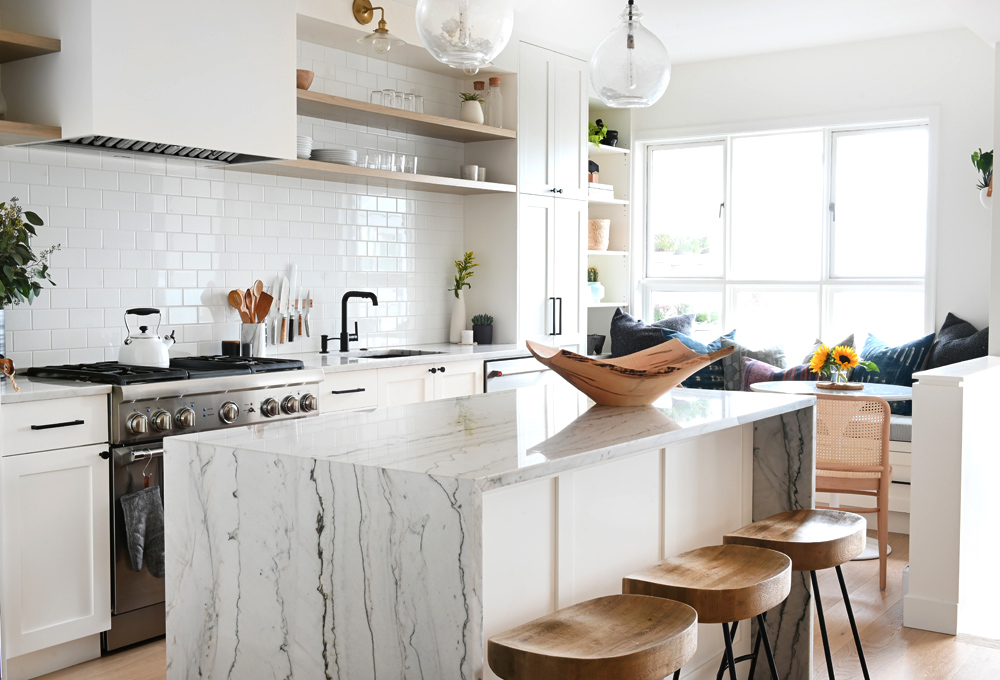 آشپزخانه سفید با جزئیات کلاسیک از ترندهای دکوراسیون داخلی 2022