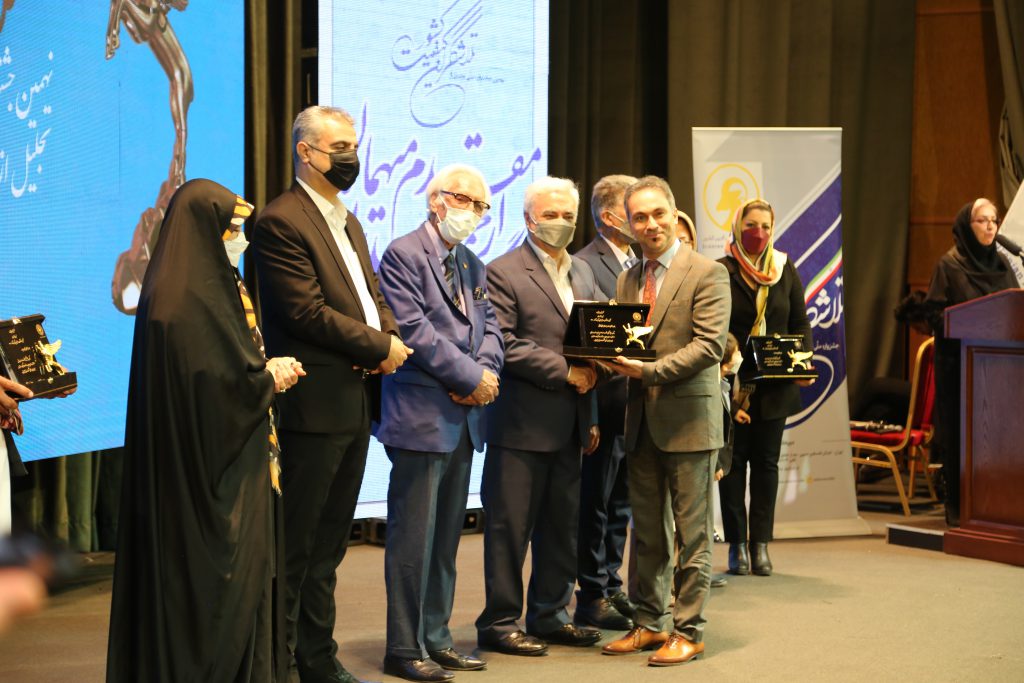 دریافت تندیس سپاس سطح تجلیل از جشنواره تلاشگران ارزش‌آفرین کیفیت کشور محمد سیفی کاشانی