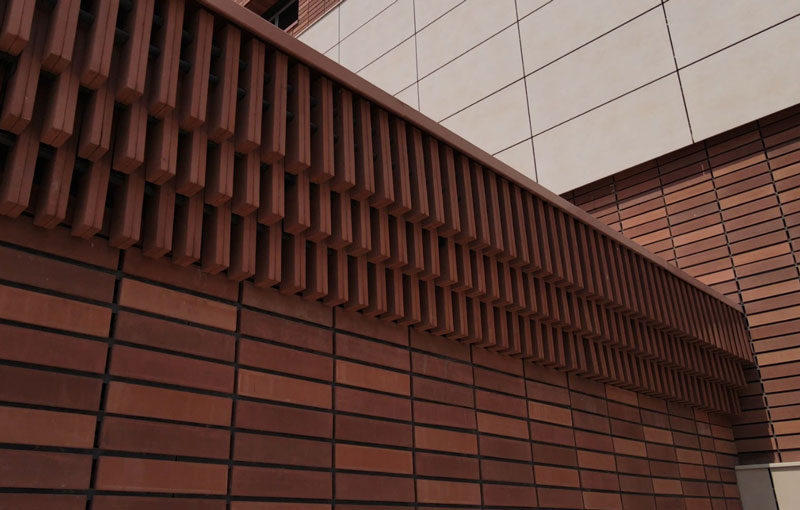 اجرای نمای خشک آجرنما بیمارستان سیرجان